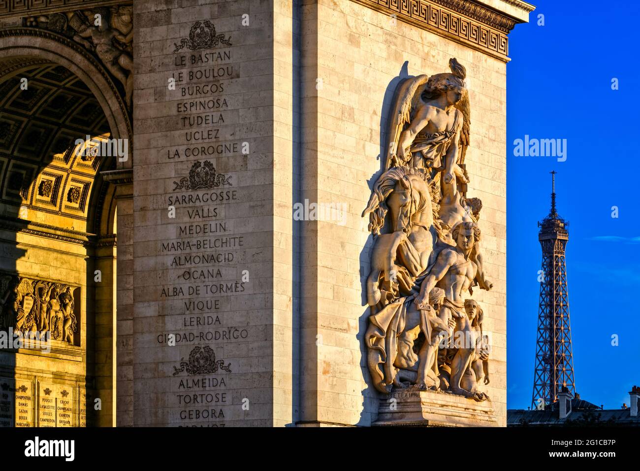 ARC DE TRIOMPHE ALTO RILIEVO CHIAMATO 'LA RESISTANCE DE 1814' DA ANTOINE ETEX. NOMI DELLE PRINCIPALI BATTAGLIE DELLA RIVOLUZIONE FRANCESE E DELL'IMPERO, PARIGI, FRANCIA Foto Stock