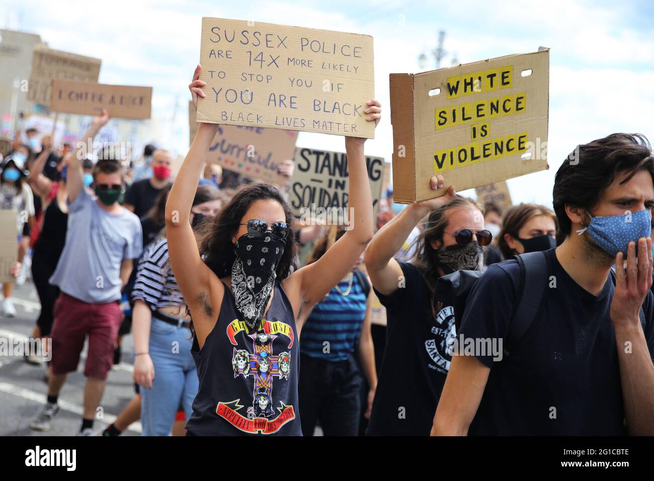 File foto datata 11/07/20 di persone che prendono parte a una protesta Black Lives Matter. I giovani sono diventati più interessati alla politica, all’istruzione e all’ambiente da quando è stato colpito Covid-19 – ma si sentono esclusi dalle decisioni politiche che influenzano la loro vita, secondo un nuovo sondaggio. Data di emissione: Lunedì 7 giugno 2021. Foto Stock
