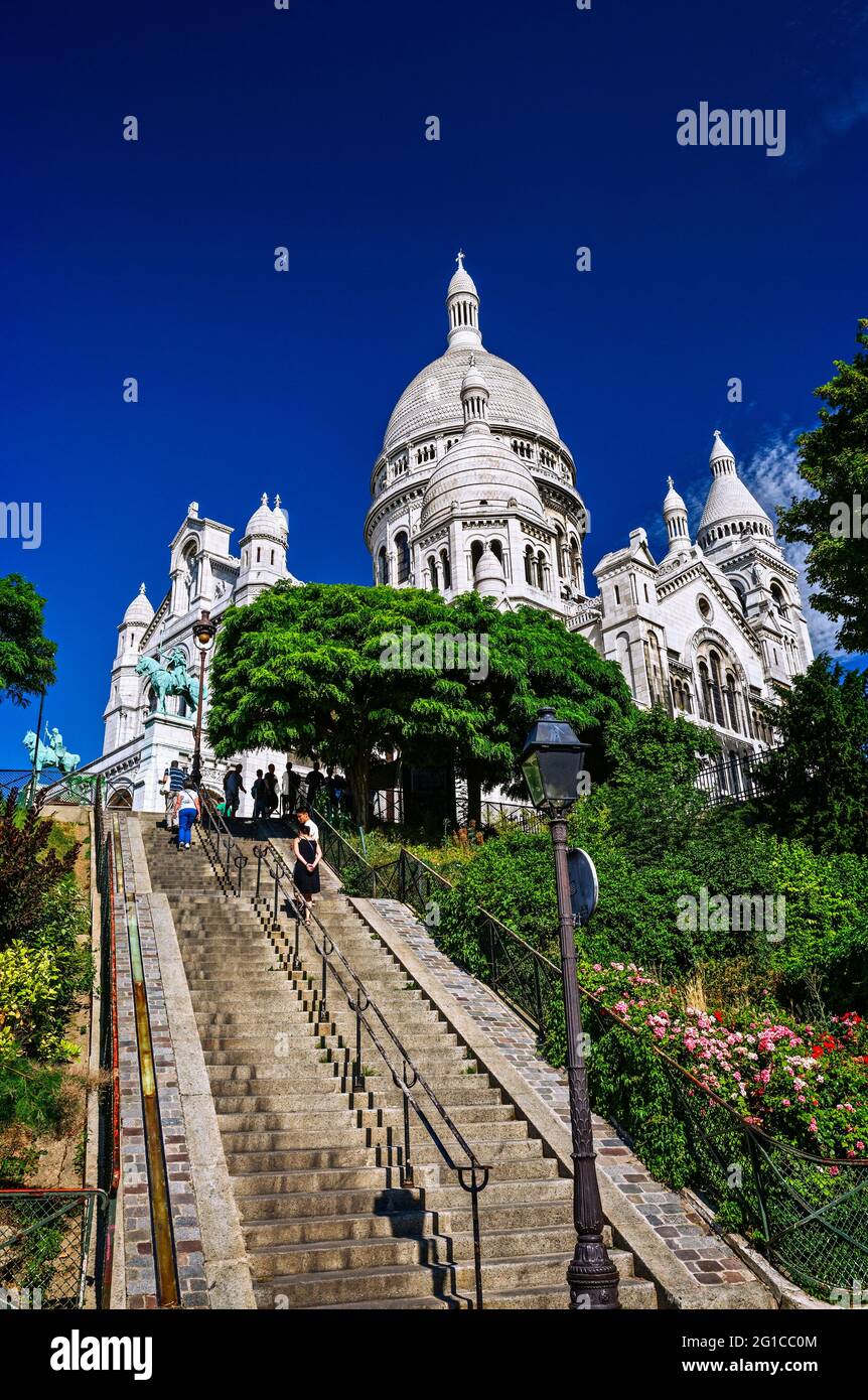 BASILICA DEL SACRO CUORE SUL TUMULO MONTMARTRE, MAURICE UTRILLO STREET CON SCALINATA, QUARTIERE DI MONTMARTRE, PARIGI, FRANCIA Foto Stock