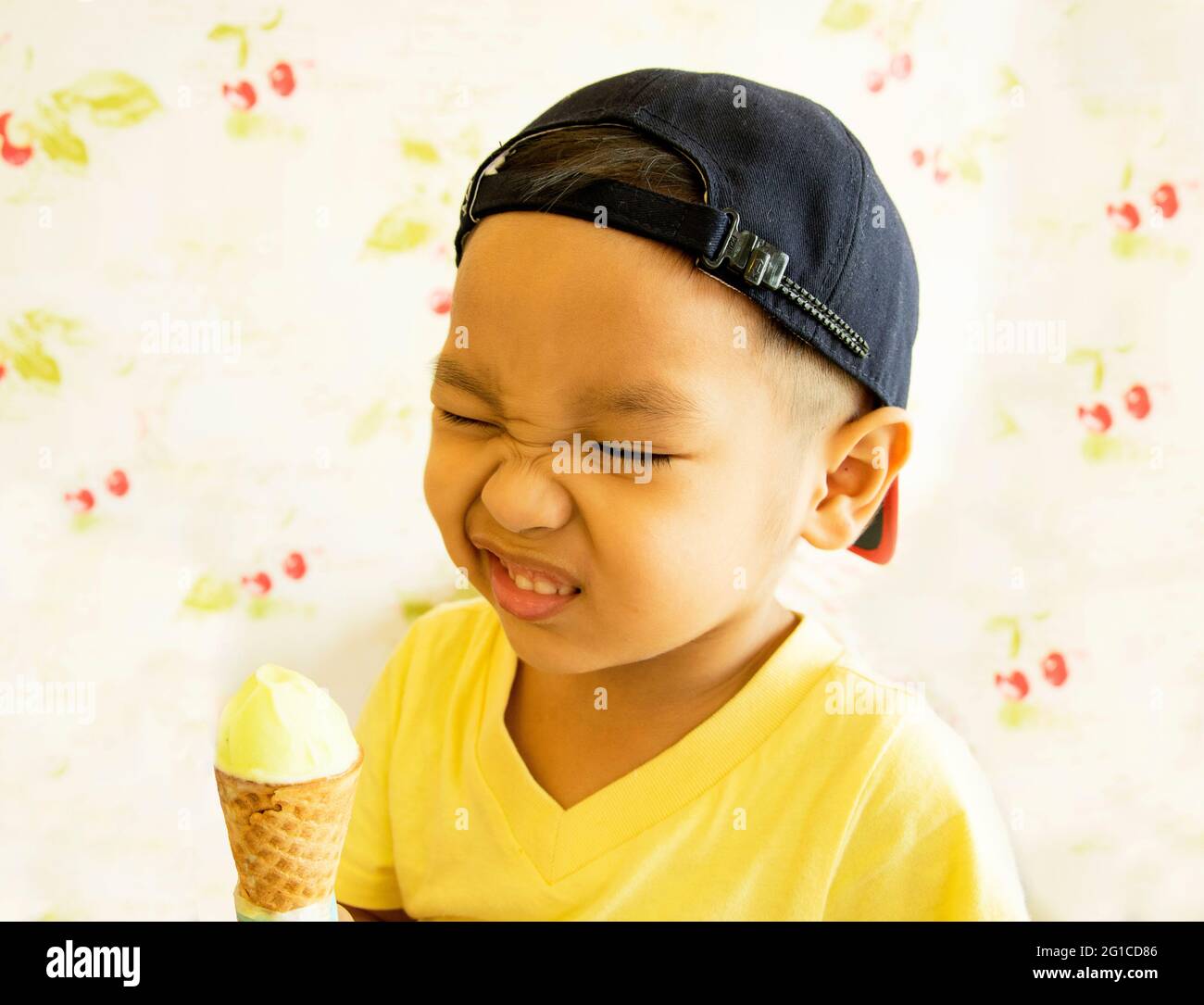 Mal di denti del bambino, denti ipersensibili mangiare gelato, emozione umana negativa, espressione facciale sensazione di reazione Foto Stock