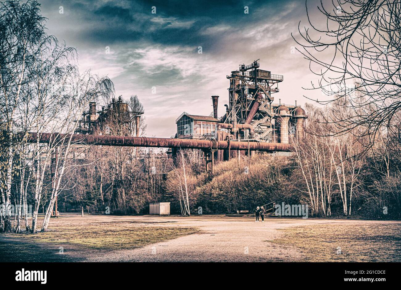Macchina per altoforno vacante nel parco paesaggistico di Duisburg Nord. Industria del metallo, del ferro e dell'acciaio. Macchine e componenti arrugginiti nelle ferrerie Foto Stock