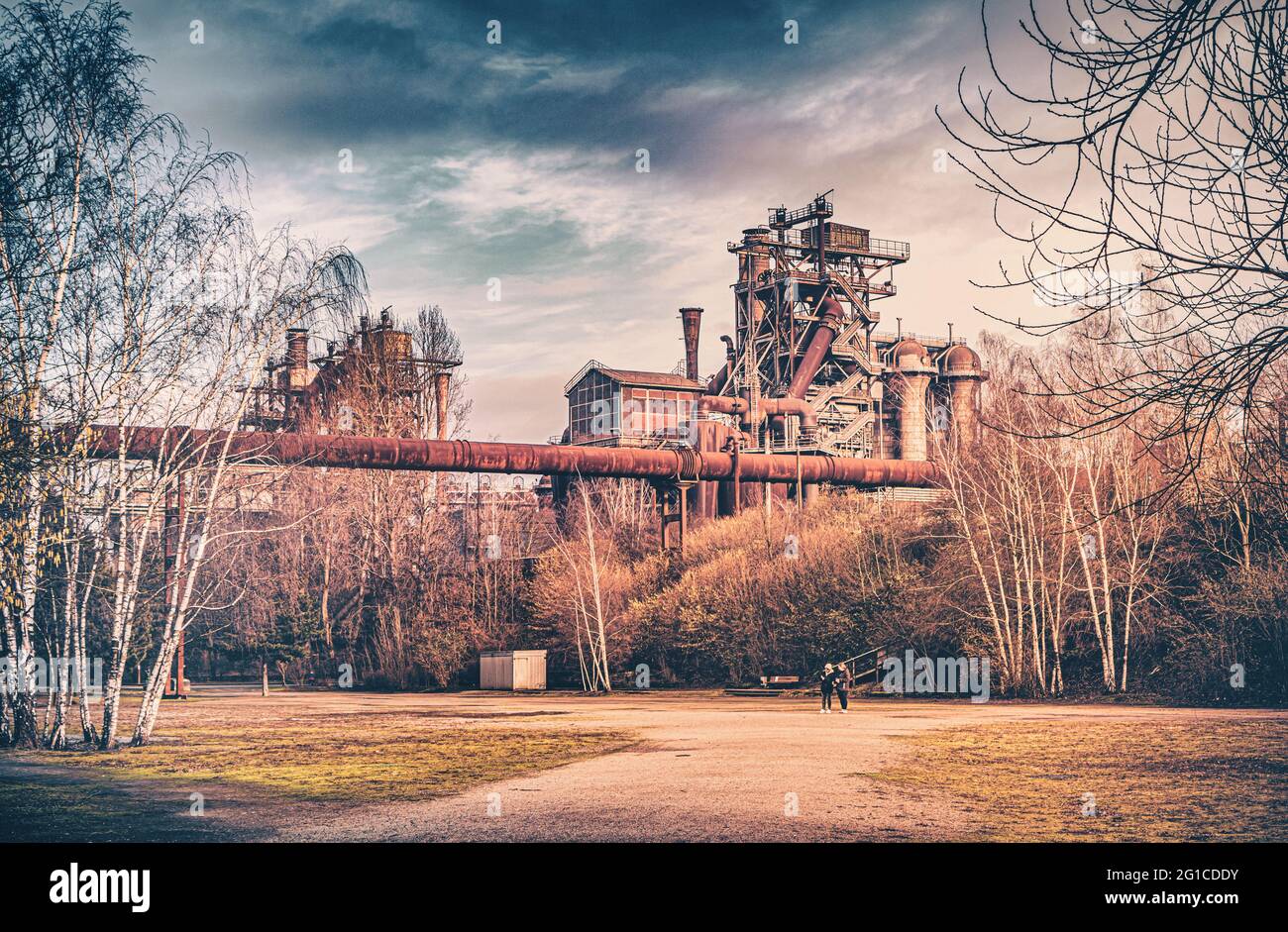 Macchina per altoforno vacante nel parco paesaggistico di Duisburg Nord. Industria del metallo, del ferro e dell'acciaio. Macchine e componenti arrugginiti nelle ferrerie Foto Stock