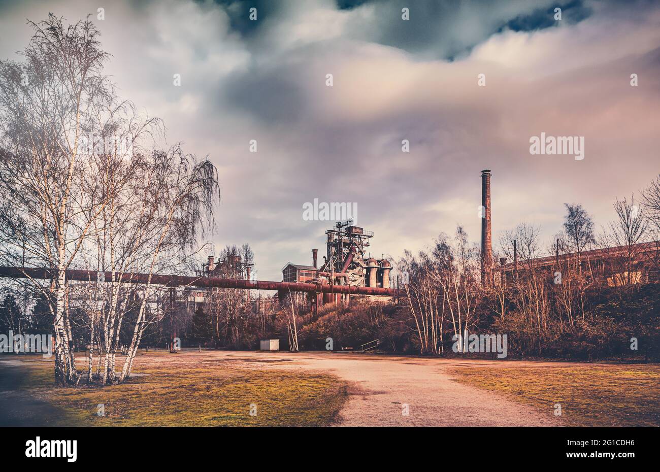 Macchina per altoforno vacante nel parco paesaggistico di Duisburg Nord. Industria del metallo, del ferro e dell'acciaio. Macchine e componenti arrugginiti nelle ferrerie Foto Stock