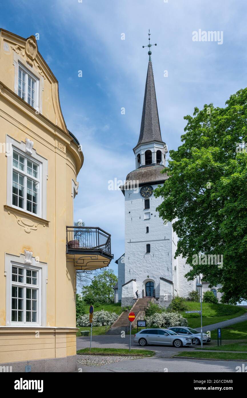 Giornata estiva di sole il 6 giugno 2021 in idilliaca cittadina Mariefred il giorno nazionale della Svezia Foto Stock