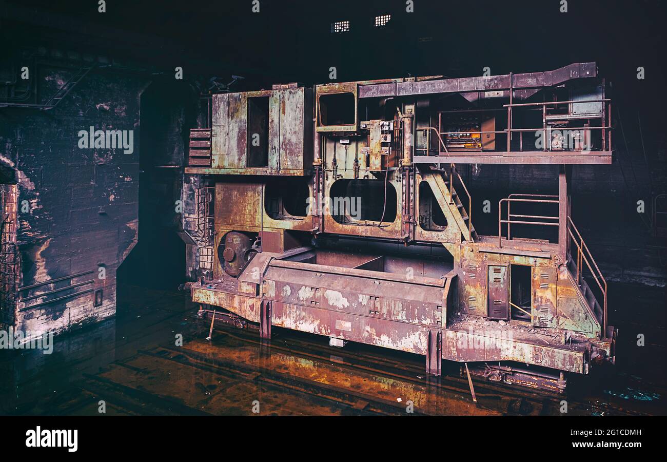 Vano vuoto in metallo arrugginito e acciaio - macchine industriali e componenti arrugginiti. Motore di trazione nelle ferrerie. Parco paesaggistico di Duisburg. Foto Stock