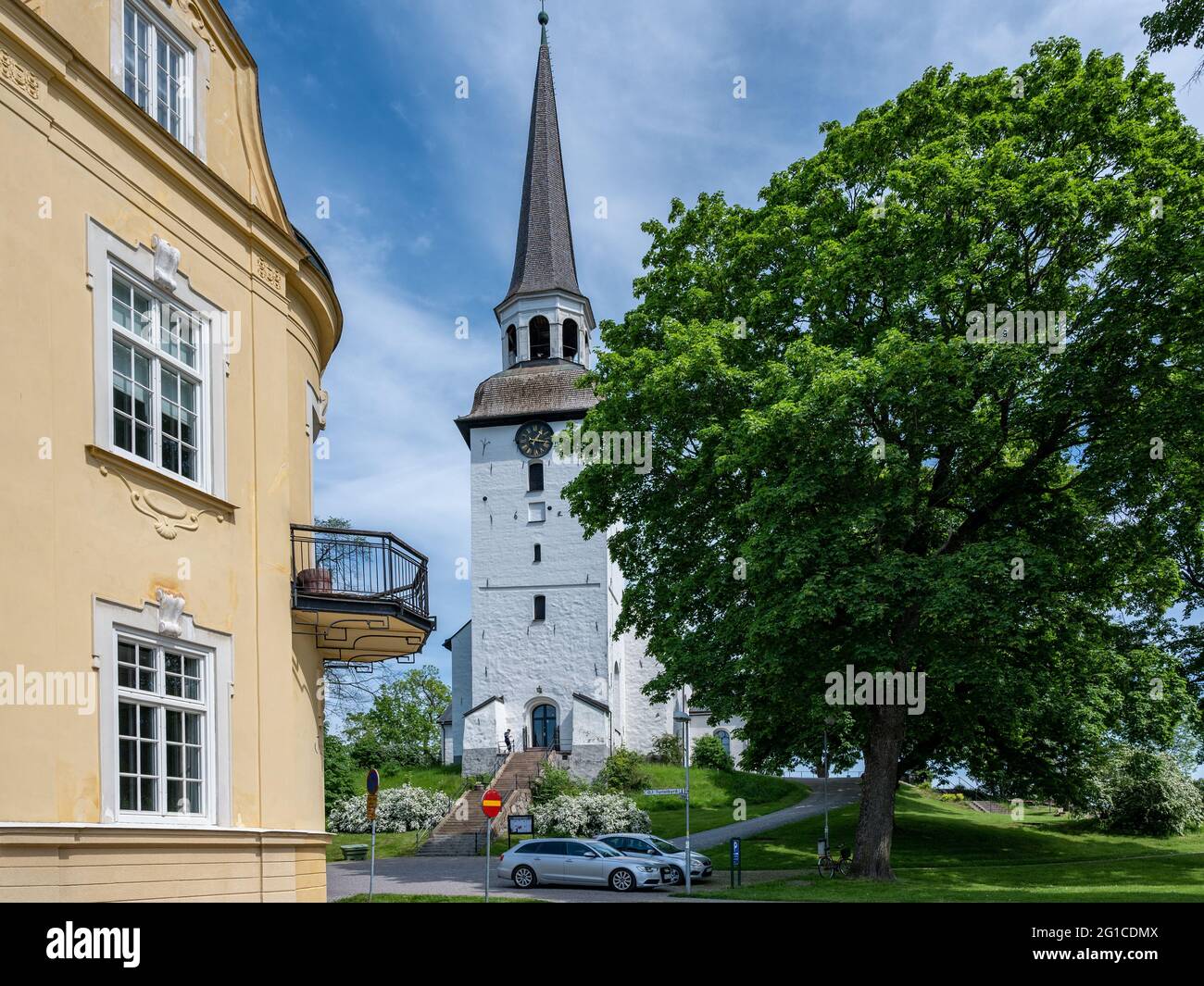 Giornata estiva di sole il 6 giugno 2021 in idilliaca cittadina Mariefred il giorno nazionale della Svezia Foto Stock