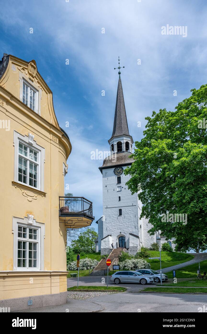 Giornata estiva di sole il 6 giugno 2021 in idilliaca cittadina Mariefred il giorno nazionale della Svezia Foto Stock