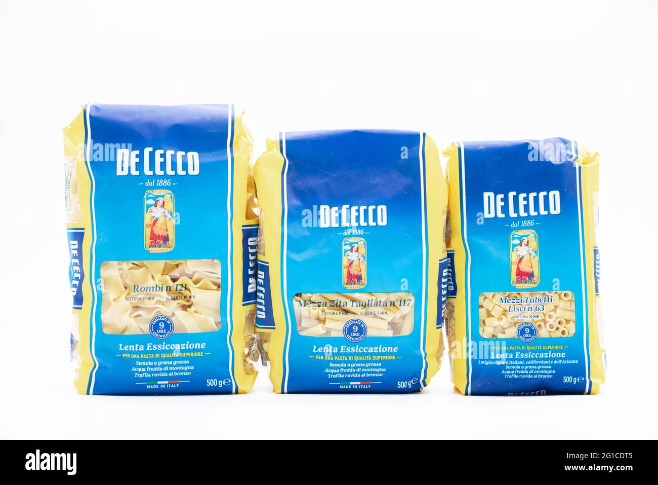 Angri, Italia. 13 giugno 2020. Impacchi di pasta de Cecco, isolati su sfondo bianco. Adatto per pubblicità, pubblicità, cataloghi, volantini . Foto Stock
