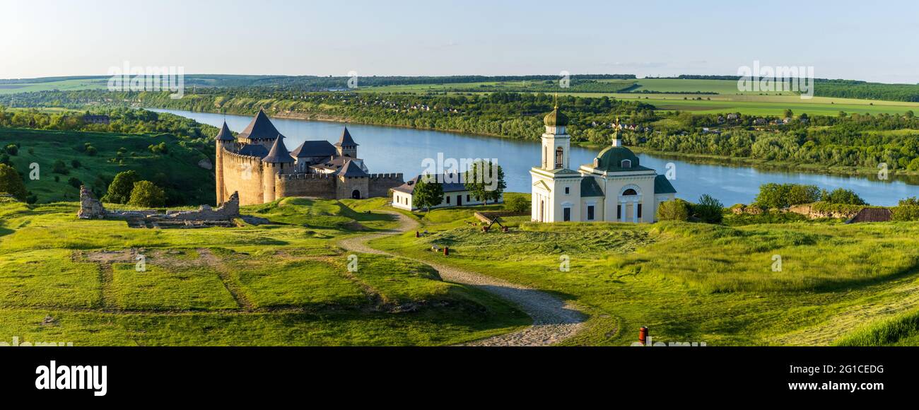 La Fortezza di Khotyn è un complesso di fortificazioni situato sulla riva destra del fiume Dniester a Khotyn, Chernivtsi Oblast dell'Ucraina occidentale. Foto Stock