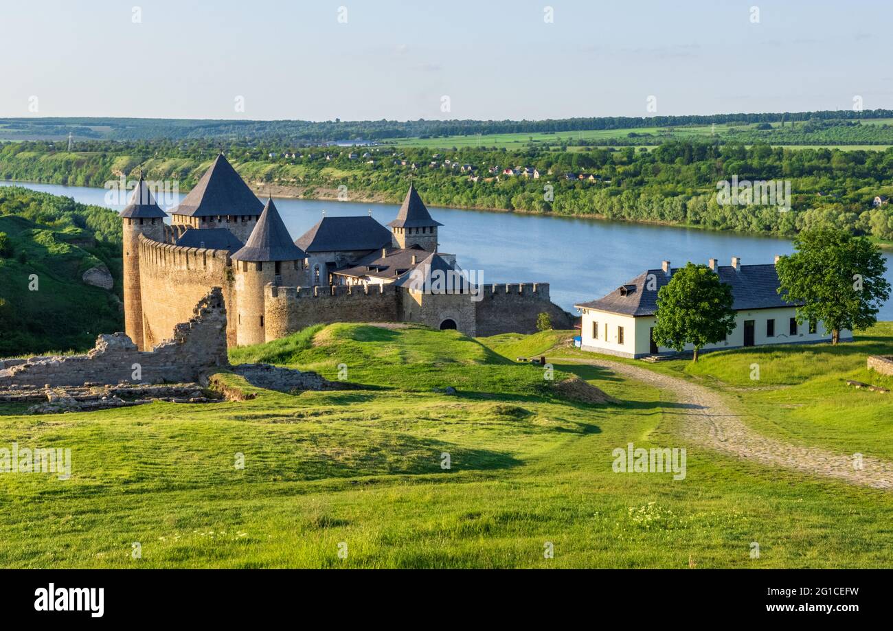 La Fortezza di Khotyn è un complesso di fortificazioni situato sulla riva destra del fiume Dniester a Khotyn, Chernivtsi Oblast dell'Ucraina occidentale. Foto Stock