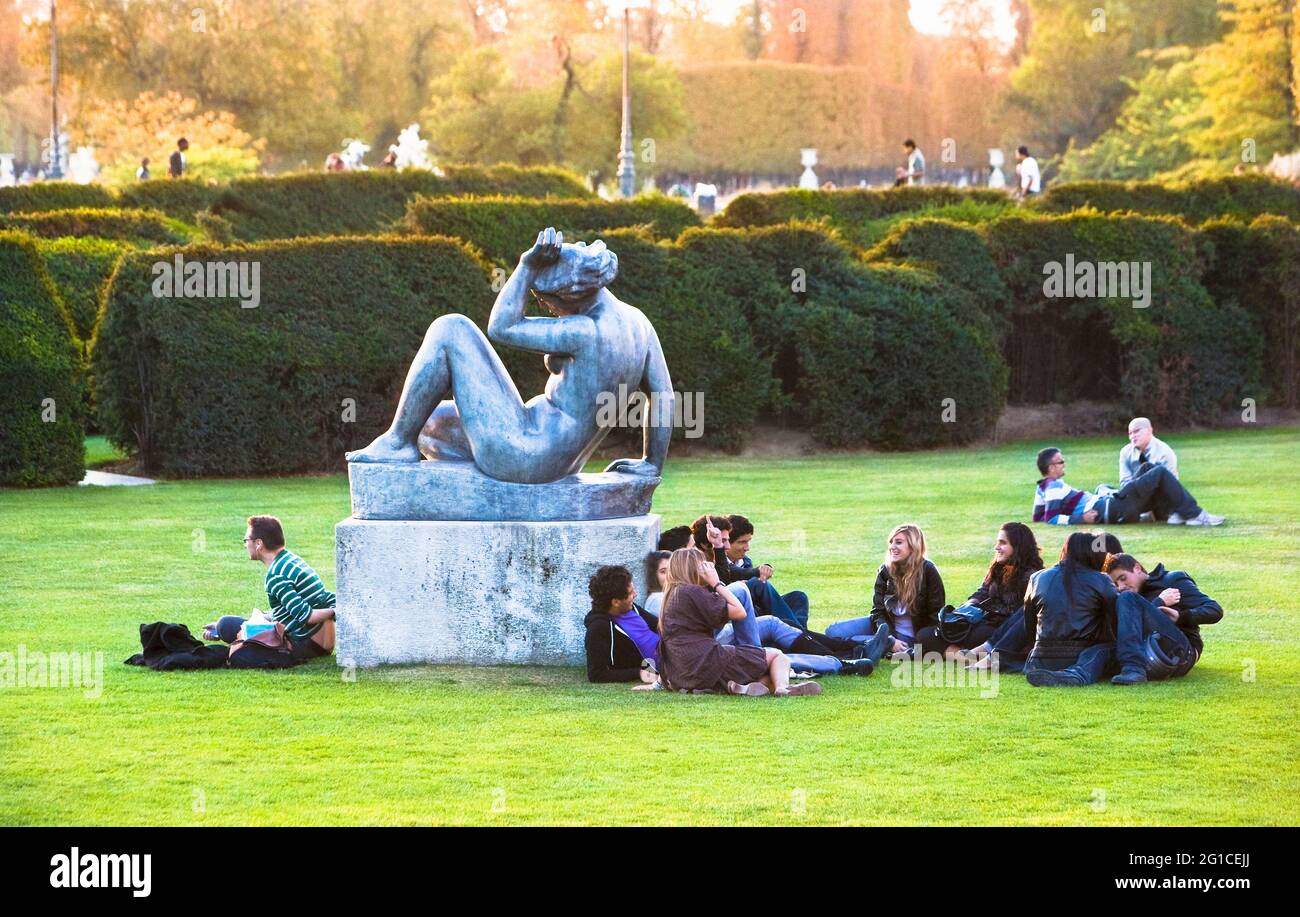 Francia. Parigi (75) Giardini Tuileries. Giovani e statua Foto Stock