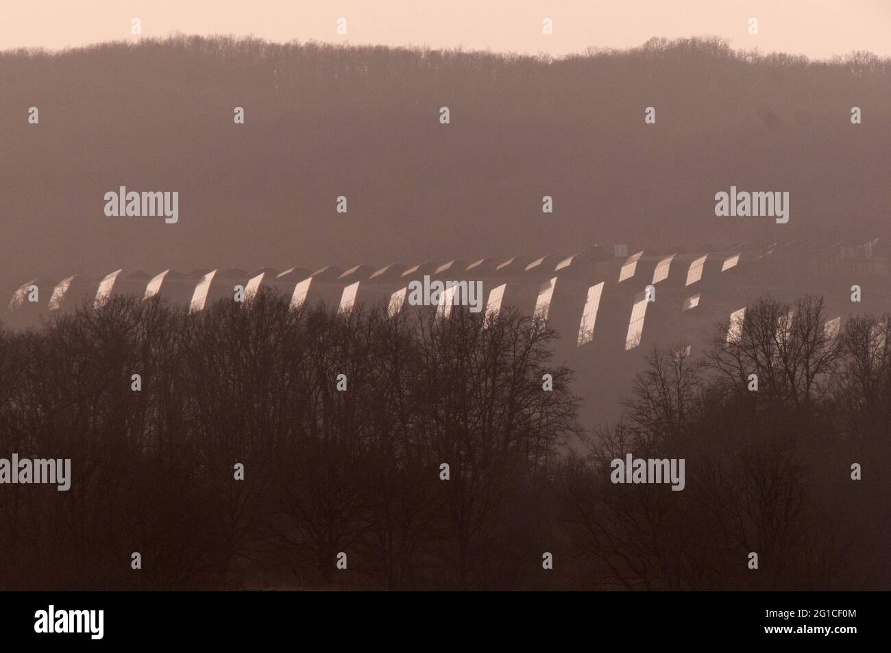 Fattoria solare sulla collina vicino a Salviac, Lot departrment, Francia Foto Stock