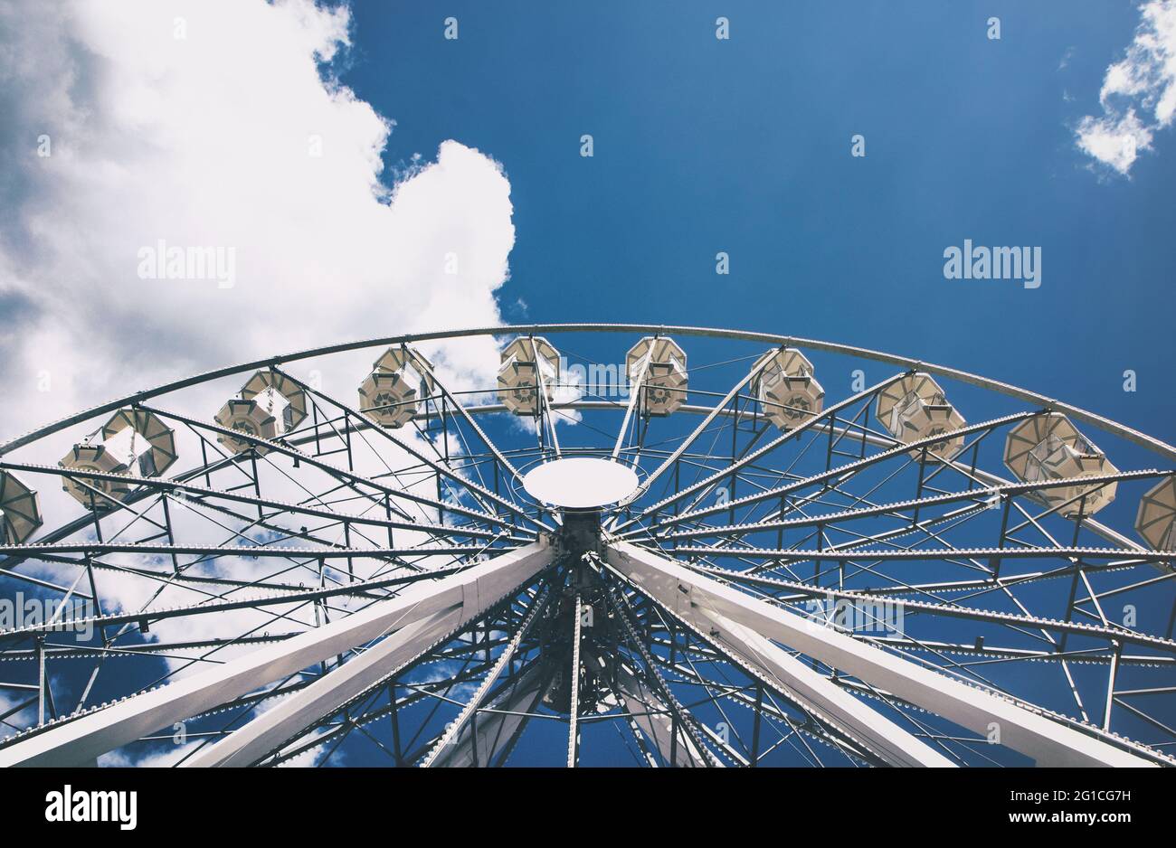 Giro di divertimento ruota panoramica in estate a Danzica Bay in Polonia - simmetria svanendo punto fotografia nel parco divertimenti sulla costa di Danzica Lodon Ey Foto Stock