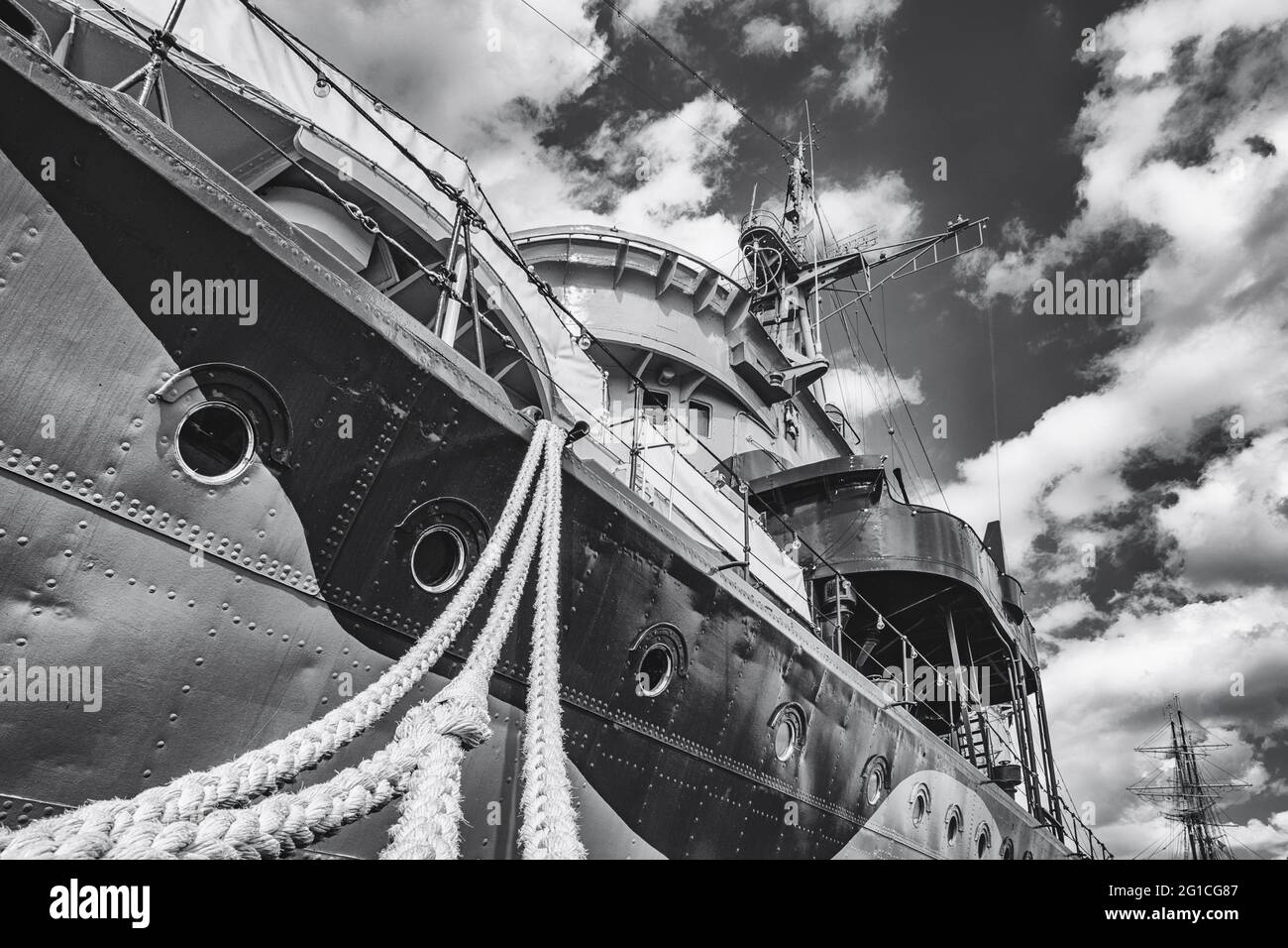 Vista di due scialuppe di salvataggio sulla nave a vela nel porto di Danzica in Polonia, sotto il sole limpido e il cielo azzurro limpido in estate. Struttura portuale Foto Stock