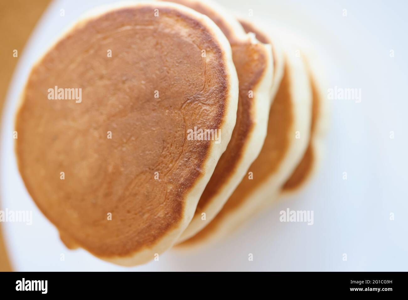 Infarinate i pancake tostati su un piano bianco Foto Stock