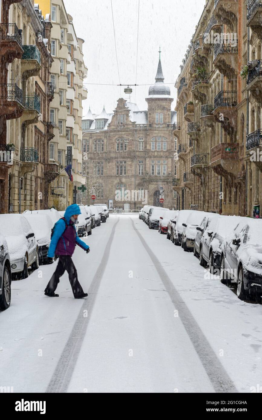 FRANCIA, BAS-RHIN (67), STRASBURGO, NEVE NELLE STRADE DI STRASBURGO QUI LA RUE DU GENERAL RAPP NEL NEUSTADT Foto Stock