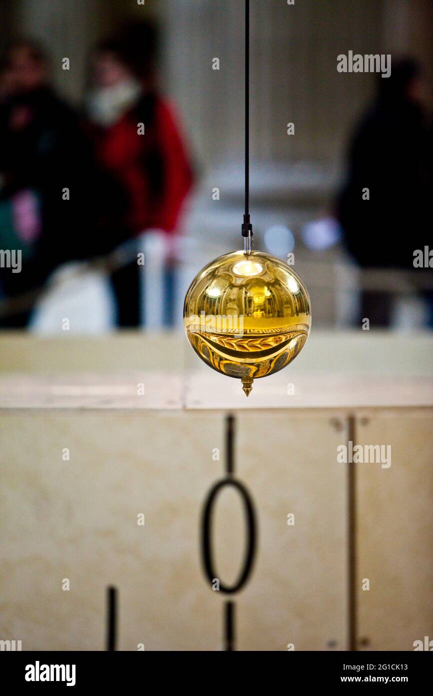 Pendolo di Foucault, un peso di piombo rivestito in ottone di 28 kg con un filo di 67 metri sospeso dalla cupola del Pantheon. Foto Stock