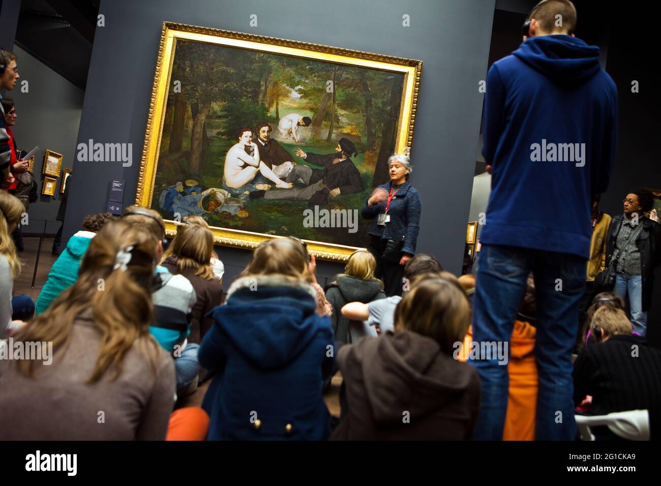 Le Déjeuner sur l'herbe di Manet, appeso al Musee D'Orsay e studiato da un grande gruppo di persone Foto Stock