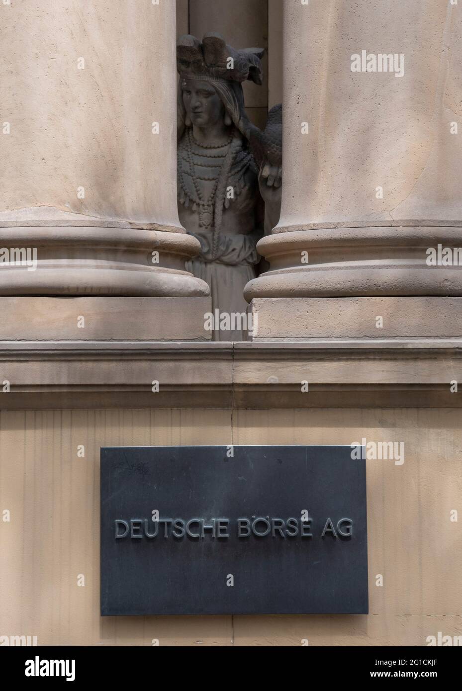 17 maggio 2021, Hessen, Francoforte sul meno: Una targa metallica con l'iscrizione 'Deutsche Börse AG' fuori dalla sala di commercio di Francoforte. Foto: Boris Roessler/dpa Foto Stock