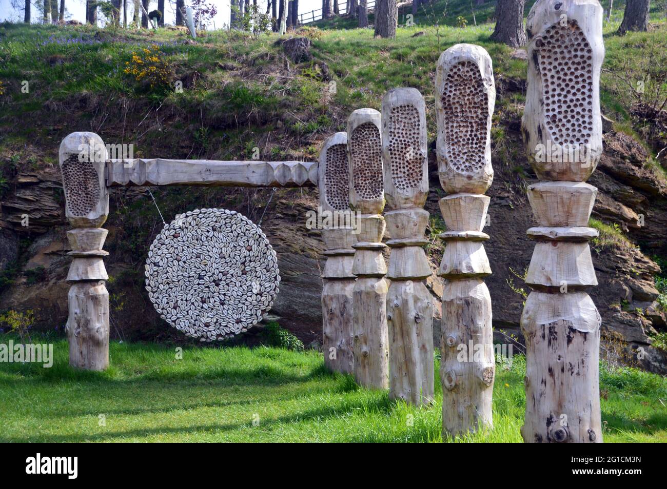 'L'oceano viene allo Yorkshire' scultura fatta da Cowri Shells & Wood Posts al Himalayan Garden & Sculpture Park, Grewelthorpe, Ripon, Yorkshire. Foto Stock