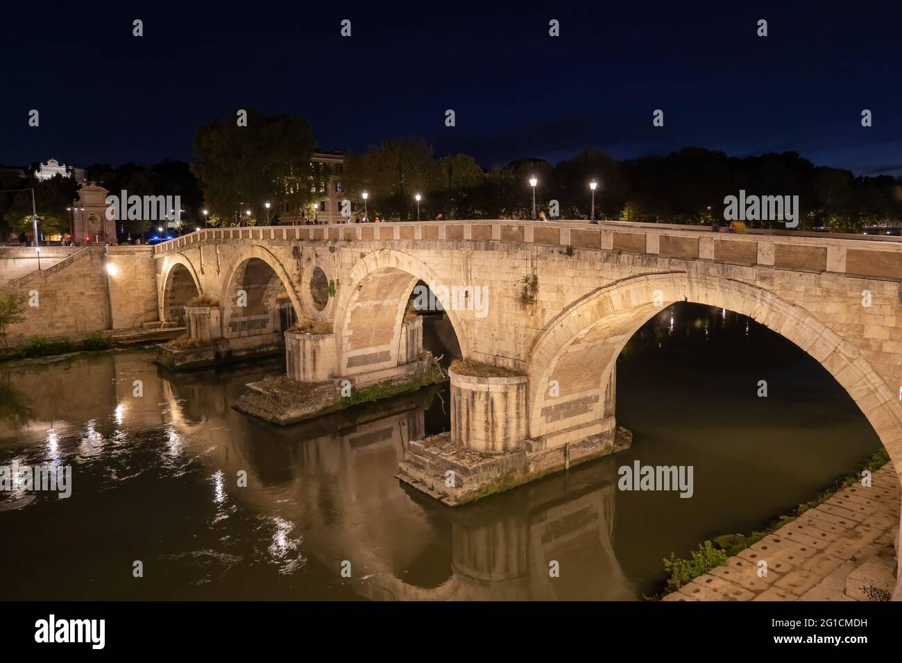 Ponte Sisto ponte sul fiume Tevere di notte nella città di Roma, ponte ad arco in pietra costruito tra il 1473 e il 1479. Foto Stock