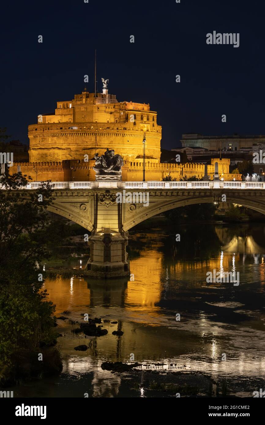 Notte al Tevere nella città di Roma, Italia. Vista su Castel Sant Angelo e Ponte Vittorio Emanuele II, luci r Foto Stock