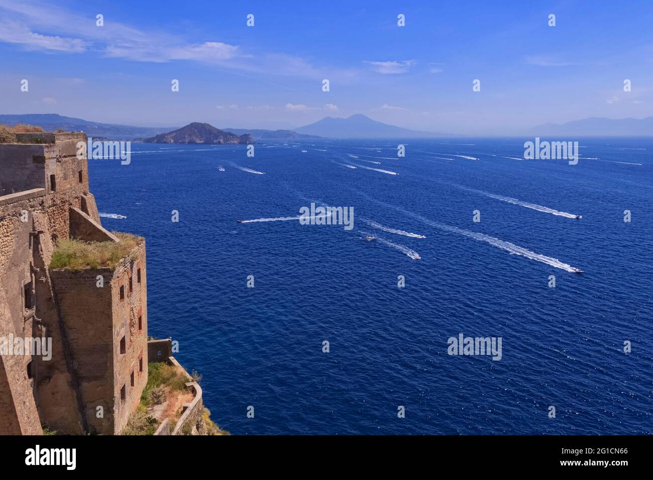 Vista panoramica dall'Abbazia di San Michele all'Isola di Procida: Sullo sfondo il Golfo di Napoli, Italia. Foto Stock