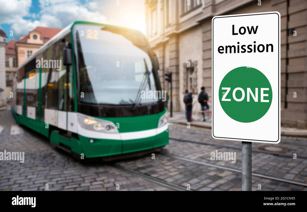 Segnale stradale ZONA a basse emissioni . Concetto di mobilità pulita Foto Stock