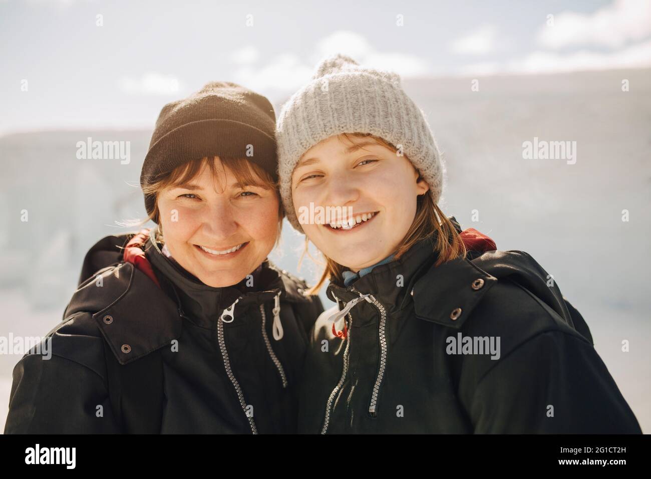 Ritratto di madre e figlia sorridenti durante le vacanze Foto Stock