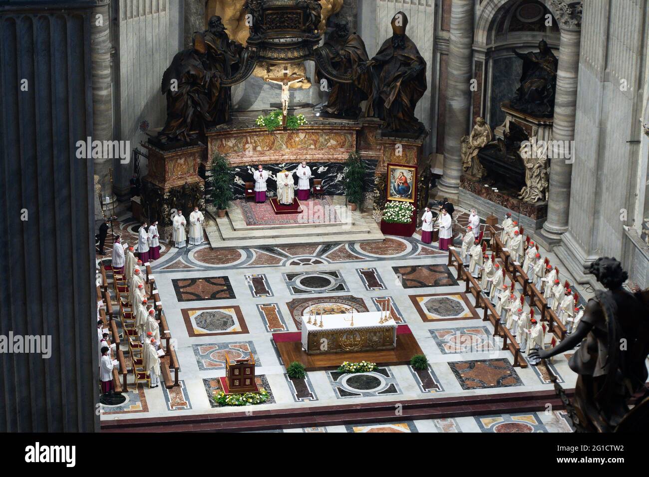 Roma, Italia. 06 giugno 2021. 6 giugno 2021 : Papa Francesco guida una Santa Messa nella solennità del Santissimo corpo e sangue di Cristo nella Basilica di San Pietro nella Città del Vaticano Credit: Agenzia fotografica indipendente/Alamy Live News Foto Stock