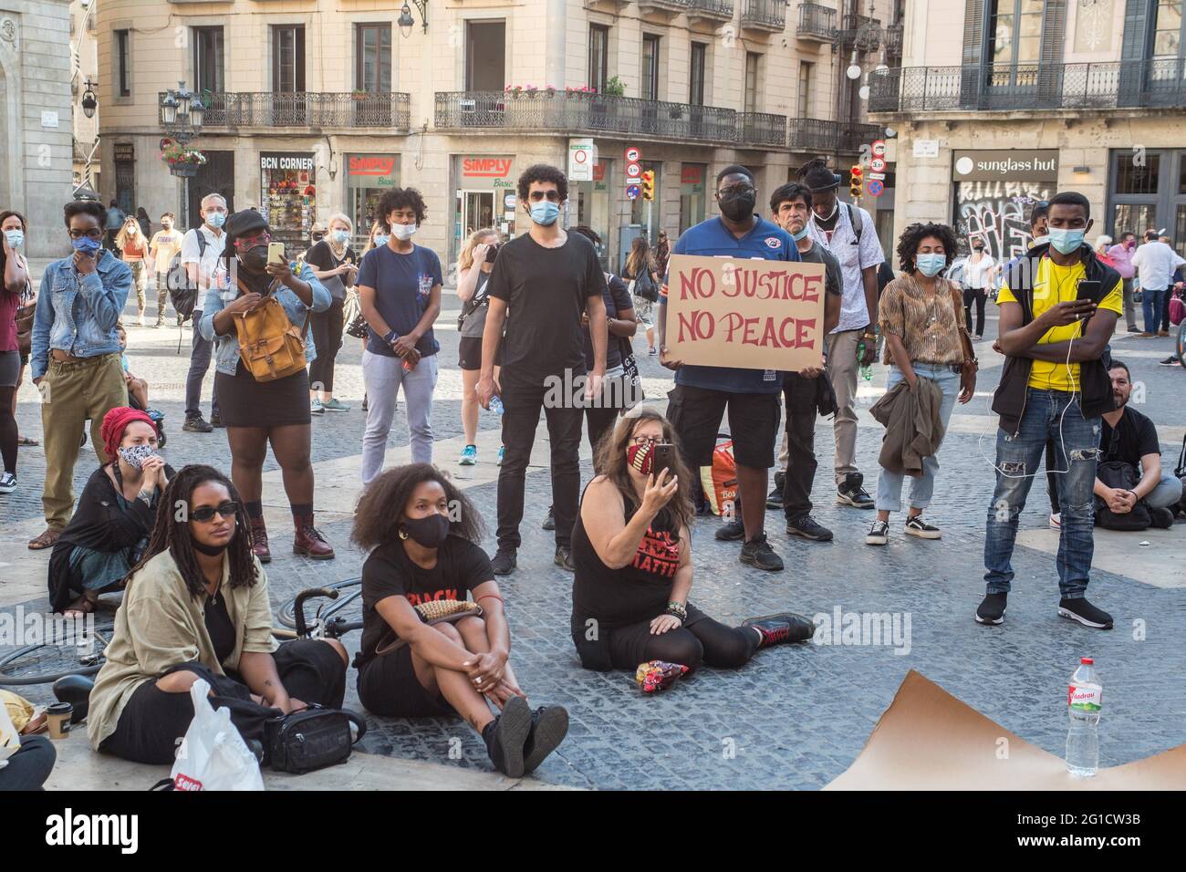 Barcellona, Catalogna, Spagna. 6 Giugno 2021. Il manifestante è visto con un cartello che dice, nessuna giustizia pace.POCO più di un anno dopo l'assassinio di George Floyd, negli Stati Uniti che ha generato manifestazioni in varie città del mondo, gruppi di lotte nere da Barcellona si sono incontrati, Per rafforzare la lotta antirazzista e il movimento spagnolo Black Lives Matter, che è stato creato dopo le dimostrazioni dello scorso anno Credit: Thiago Prudencio/DAX/ZUMA Wire/Alamy Live News Foto Stock