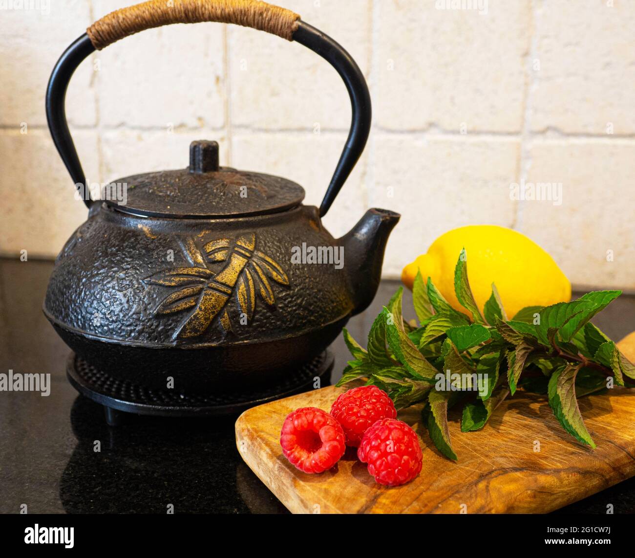 Tè appena fatto, limone, menta, lampone Foto Stock