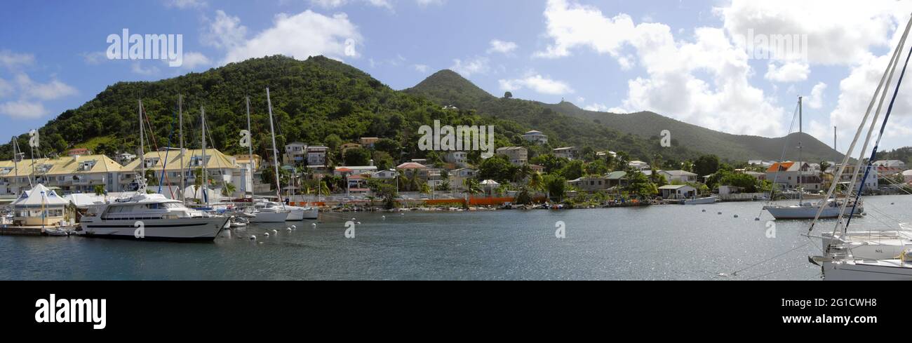 Panorama di barche ormeggiate nel porto turistico e gli edifici e le colline oltre, Laguna di Simpson Bay, San Martino, Caraibi Foto Stock