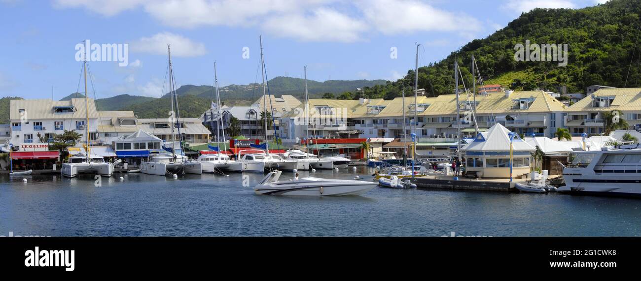 Panorama con yacht e catamarani ormeggiati nel porto turistico e gli edifici oltre, Simpson Bay Lagoon, St Martin, Caraibi Foto Stock