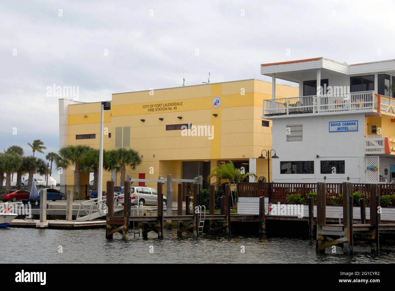 Vicino alla stazione dei vigili del fuoco e al motel, lungo il fiume New River, Fort Lauderdale, Florida, USA Foto Stock