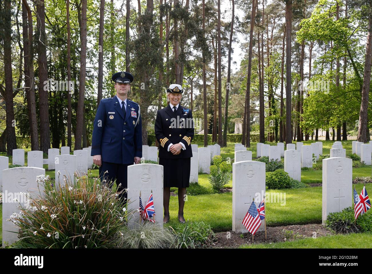 Memorial Day UK 2021 Brigadier General Jefferson J. o'Donnell & Commander Susan Lochner RN alla pietra miliare della Battaglia di Inghilterra Eagle Squadron Pilot Flight Lieutenant A. B. Mamedoff nel RAF Plot del Cimitero militare CWGC Brookwood con due altre lapidi di Eagle Pilots decorate con bandiere nazionali Foto Stock