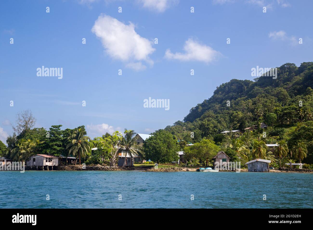 Villaggio locale sulle Isole Salomone Foto stock - Alamy