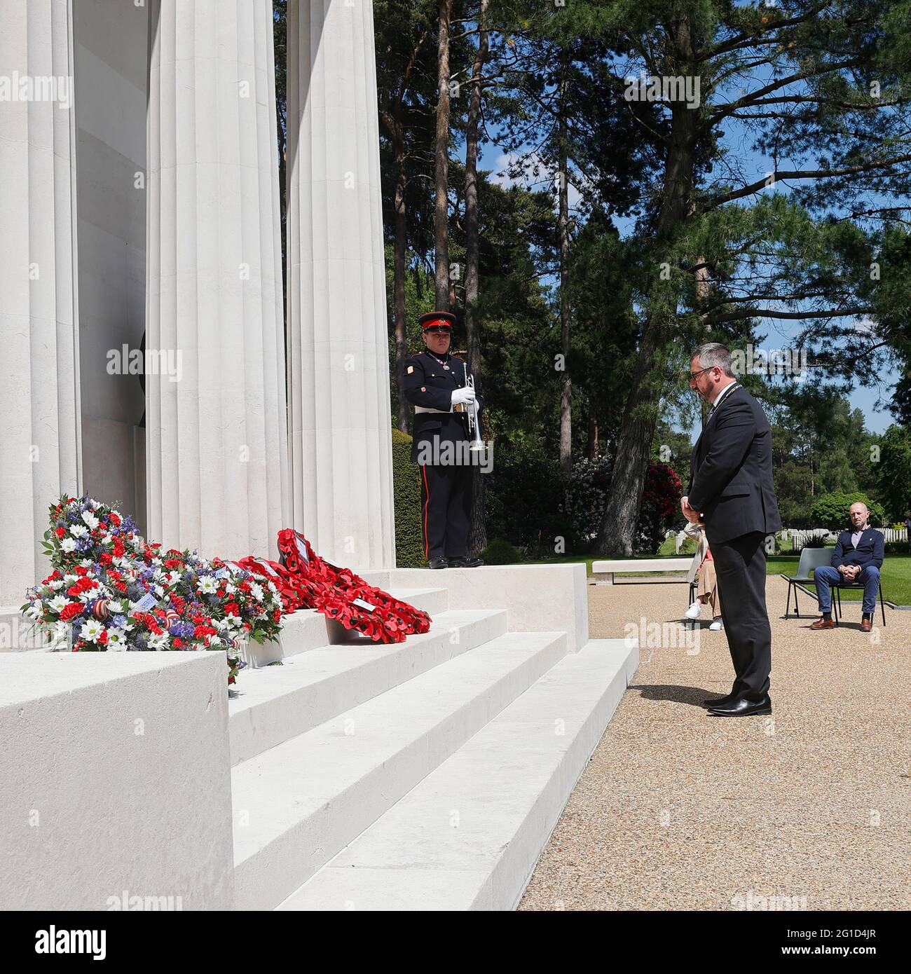 Memorial Day UK 2021 il Consigliere Liam Lyons, sindaco di Woking, ha messo una corona di ricordo sui gradini della Memorial Chapel presso il Cimitero militare americano, Brookwood Foto Stock