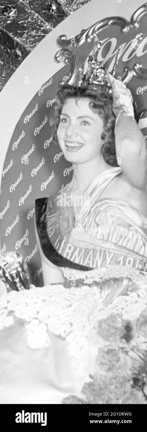 Persone, donne, beauty pageants, Miss Germania 1955, vincitore Margit Nünke, Mezza lunghezza, Kurhaus, INFORMAZIONI-DIRITTI-AGGIUNTIVI-DI-AUTORIZZAZIONE-NON-DISPONIBILI Foto Stock