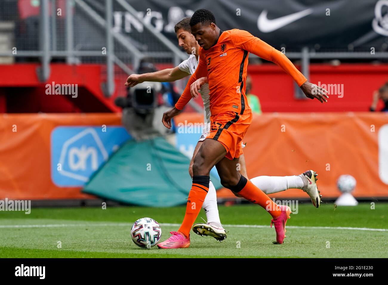 ENSCHEDE, PAESI BASSI - 6 GIUGNO: Denzel Dumfries dei Paesi Bassi è scovato da Lashia Dvali della Georgia durante la partita internazionale amichevole betwee Foto Stock