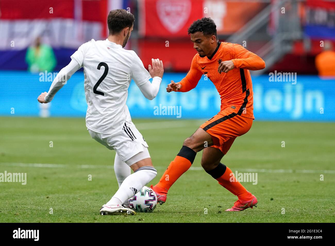 ENSCHEDE, PAESI BASSI - 6 GIUGNO: OTAR Kakabadze della Georgia e Owen Wijndal dei Paesi Bassi battaglia per il possesso durante l'International friendly Foto Stock