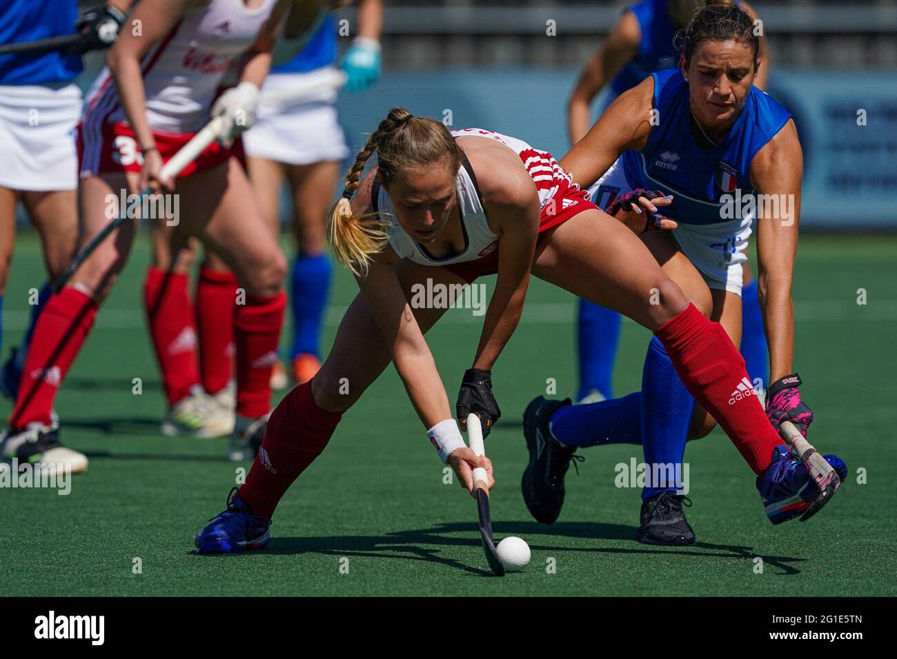 AMSTELVEEN, PAESI BASSI - 6 GIUGNO: Erica Sanders of England durante l'Euro Hockey Championships match tra Inghilterra e Italia al Wagener Stadion on Foto Stock