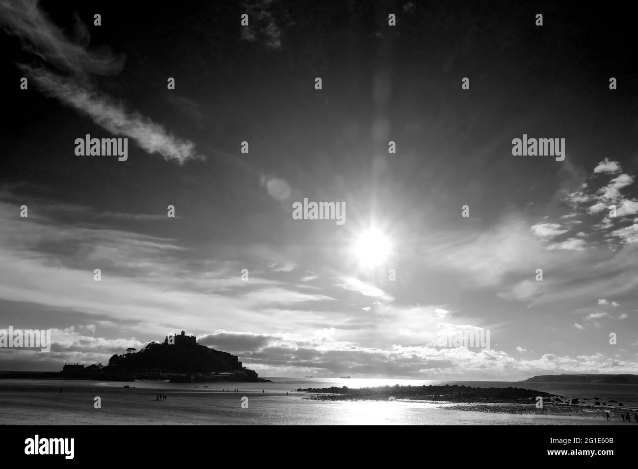 Immagine in bianco e nero di St. Michael's Mount, Cornwall, Regno Unito - Giovanni Gollop Foto Stock