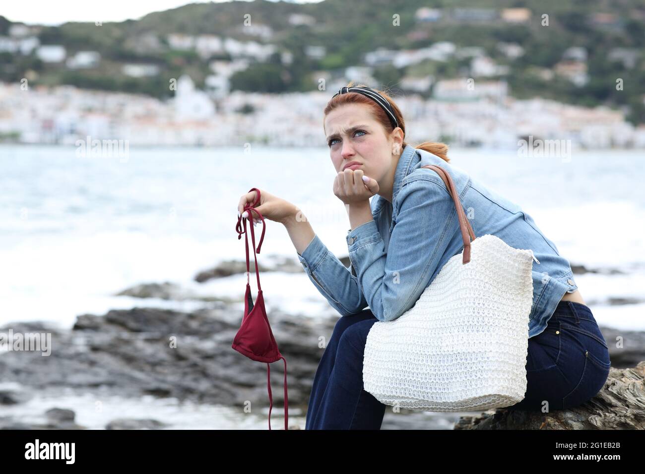 Il turista che si lamenta di un bikini è stato un'esperienza frustrante e informale, si lamenta della spiaggia a causa del maltempo Foto Stock