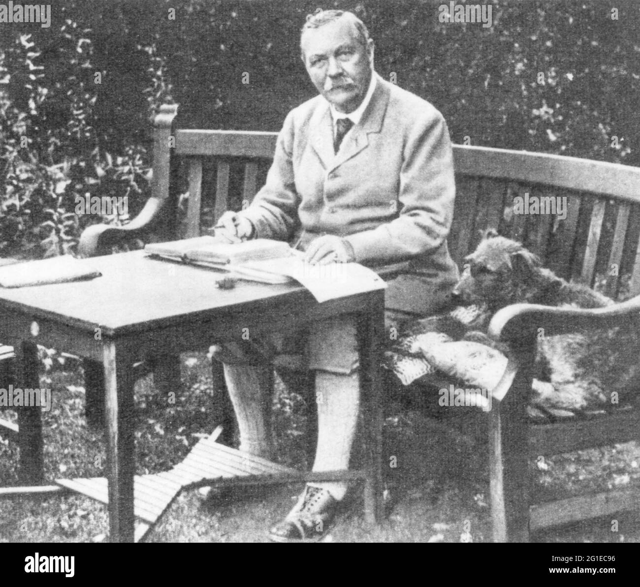 Doyle, Arthur Conan, 22.5.1859 - 7.7.1930, autore / scrittore britannico, scrivendo nel suo giardino, circa 1910, DIRITTI-AGGIUNTIVI-CLEARANCE-INFO-NON-DISPONIBILE Foto Stock