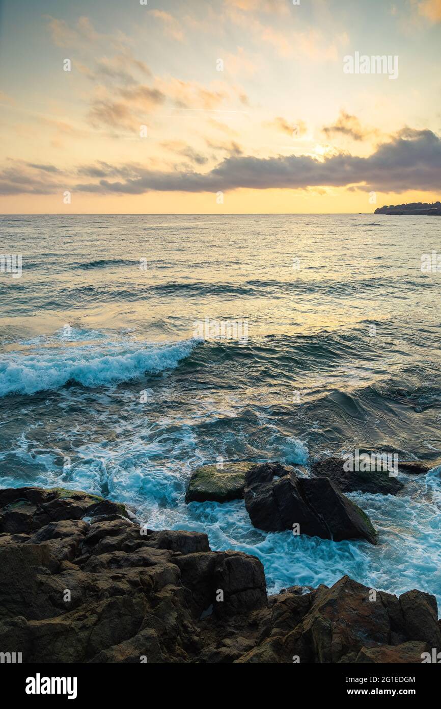 paesaggio al mare. splendido sfondo naturale in autunno all'alba. nuvole sul cielo sopra l'orizzonte alla luce del mattino. onde d'acqua che infrangono i litorali Foto Stock