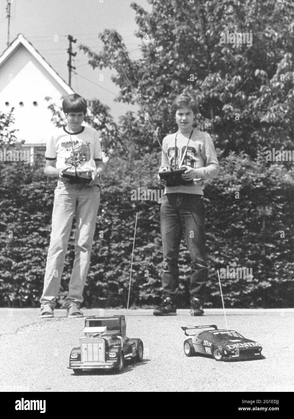 Persone, bambini, 6-16, giocando, due ragazzi con auto telecomandate, full-length, anni '70, DIRITTI AGGIUNTIVI-CLEARANCE-INFO-NON-DISPONIBILE Foto Stock