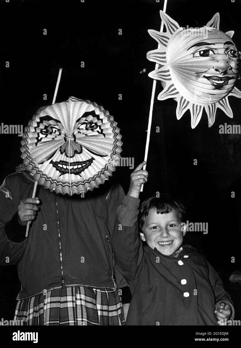 Feste, San Martino, due bambini con lanterne, anni 60, DIRITTI-AGGIUNTIVI-AUTORIZZAZIONE-INFORMAZIONI-NON-DISPONIBILI Foto Stock