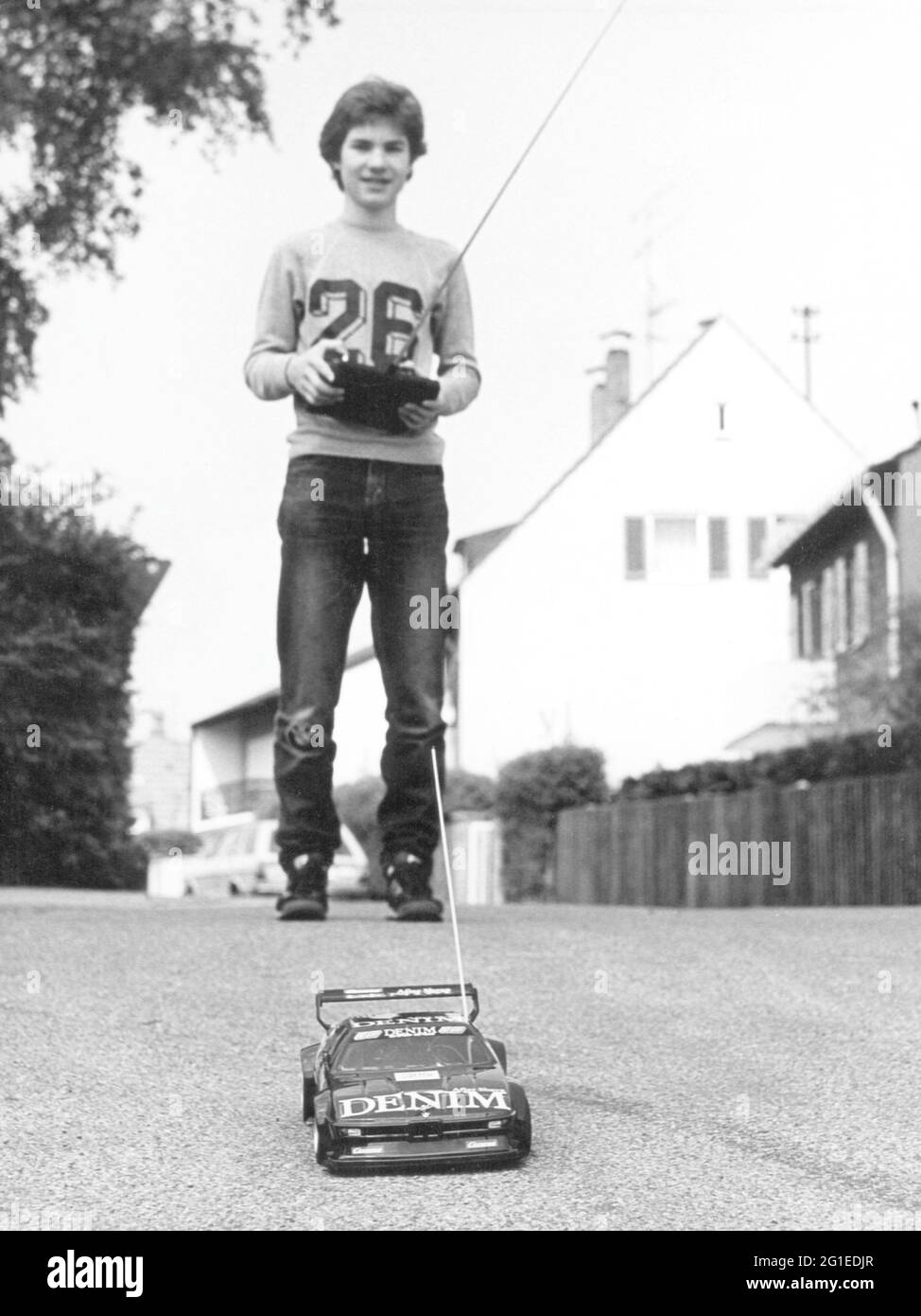 Persone, bambini, 6-16, giocando, ragazzo con auto telecomandata, full-length, anni '70, DIRITTI-AGGIUNTIVI-CLEARANCE-INFO-NON-DISPONIBILE Foto Stock