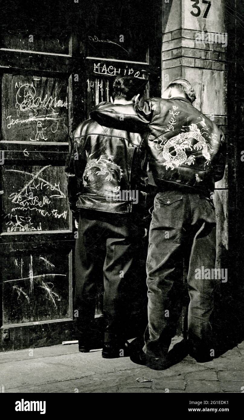 Persone, giovani / adolescenti, due giovani camicie con giacche in pelle, anni '60, DIRITTI AGGIUNTIVI-CLEARANCE-INFO-NON-DISPONIBILE Foto Stock